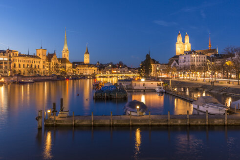 Schweiz, Zürich, Blick auf die Altstadt mit Frauenmünster, St. Peter und Großmünster bei Nacht - KEBF00446