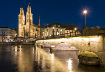 Schweiz, Zürich, Blick auf Großmünster und Münsterbrücke bei Nacht - KEBF00447