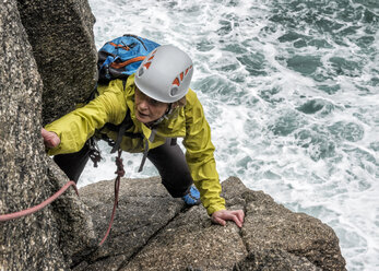 UK, Cornwall, Frau beim Klettern am Commando Ridge - ALRF00731