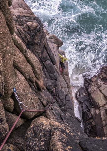 UK, Cornwall, Frau mit ausgestreckten Armen auf Commando Ridge, lizenzfreies Stockfoto