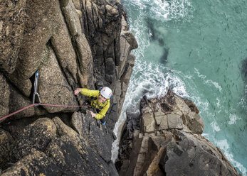 UK, Cornwall, woman climbing on Commando Ridge - ALRF00734