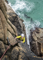 UK, Cornwall, woman climbing on Commando Ridge - ALRF00735