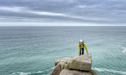 UK, Cornwall, Frau auf dem Gipfel der Commando Ridge Kletterroute - ALRF00736
