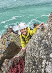 UK, Cornwall, lächelnde Frau beim Klettern am Commando Ridge - ALRF00737