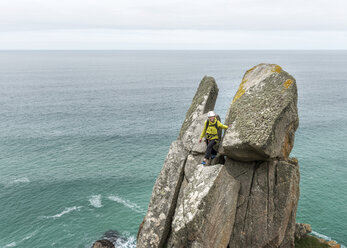 UK, Cornwall, Frau auf dem Gipfel der Commando Ridge Kletterroute - ALRF00738