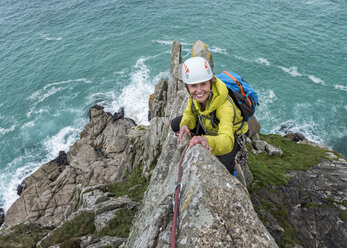 UK, Cornwall, lächelnde Frau beim Klettern am Commando Ridge - ALRF00739