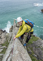 UK, Cornwall, lächelnde Frau beim Klettern am Commando Ridge - ALRF00740