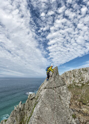 UK, Cornwall, Frau auf dem Gipfel der Commando Ridge Kletterroute - ALRF00744