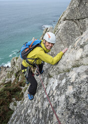 UK, Cornwall, lächelnde Frau beim Klettern am Commando Ridge - ALRF00745