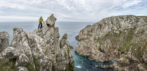 UK, Cornwall, Frau auf dem Gipfel der Commando Ridge Kletterroute - ALRF00747