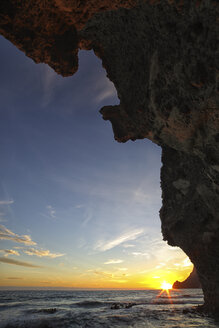 Spanien, Almeria, felsige Vulkanküste des Naturparks Cabo de Gata im Gegenlicht - DSGF01351