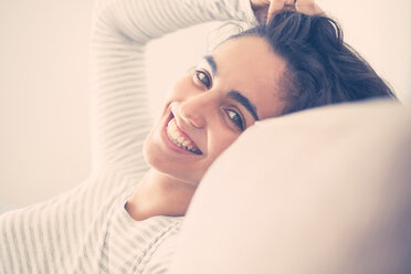 Portrait of smiling teenage girl - SIPF01190