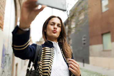 Modische junge Frau macht ein Selfie - VABF00918