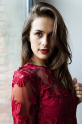 Porträt einer schönen jungen Frau im roten Kleid - VABF00921