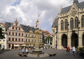 Deutschland, Erfurt, Blick auf Haus zum breiten Herd, Rathaus und Rathausplatz am Fischmarkt - BT00454