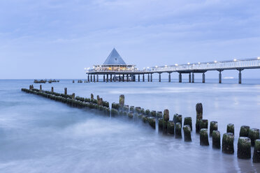 Deutschland, Usedom, Heringsdorf, Reste der alten und neuen Seebrücke am Abend - SIEF07222