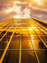 Deutschland, Hamburg, Hafen spiegelt sich auf moderne Fassade bei Sonnenuntergang - KRPF02081