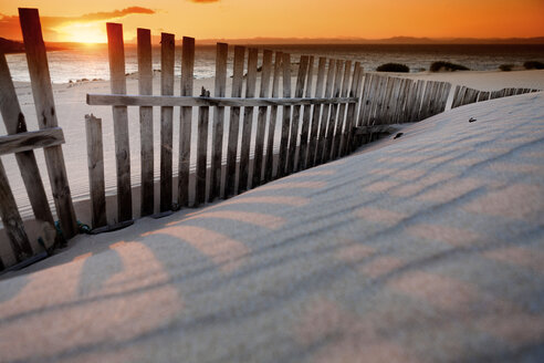 Spanien, Andalusien, Punta Paloma Sanddünen bei Tarifa bei Sonnenuntergang - DSGF01364