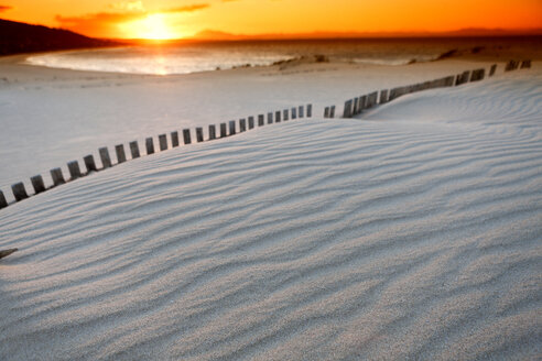 Spanien, Andalusien, Punta Paloma Sanddünen bei Tarifa bei Sonnenuntergang - DSGF01365