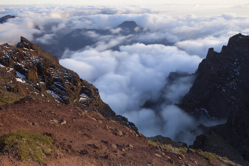 Spanien, Kanarische Inseln, La Palma, Blick über die Caldera de Taburiente vom Roque de los Muchachos bei Sonnenaufgang - DSGF01379