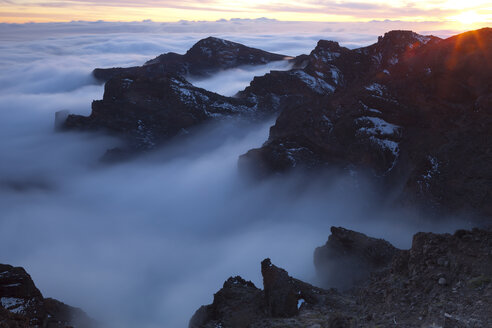 Spanien, Kanarische Inseln, La Palma, Blick über die Caldera de Taburiente vom Roque de los Muchachos bei Sonnenaufgang - DSGF01380