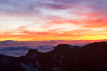 Spanien, Kanarische Inseln, La Palma, Blick über die Caldera de Taburiente vom Roque de los Muchachos bei Sonnenaufgang - DSGF01381