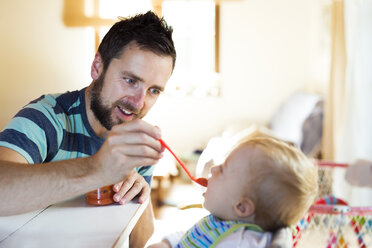 Vater füttert Baby zu Hause - HAPF01211