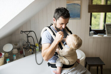 Vater mit Baby im Kinderwagen beim Zähneputzen - HAPF01232
