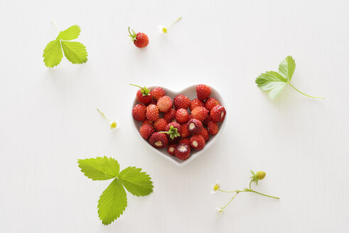 Herzförmige Schale mit Walderdbeeren - BRF01415