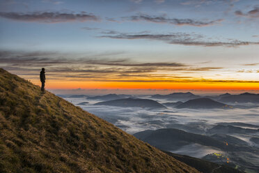 Italien, Umbrien, Apennin, Wanderer auf dem Monte Acuto bei Sonnenaufgang - LOMF00452