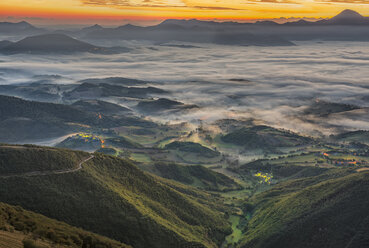 Italien, Marken, Apennin, Luftaufnahme von Tälern mit Nebel bei Sonnenaufgang - LOMF00453