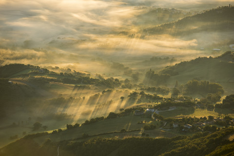 Italien, Marken, Apennin, Luftaufnahme von Tälern mit Nebel bei Sonnenaufgang, lizenzfreies Stockfoto