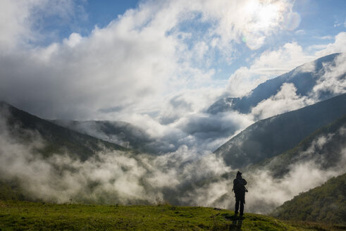 Italy, Umbria, hiker at Monte Cucco Regional Park in autumn - LOMF00459