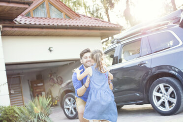 Vater und Tochter umarmen sich vor ihrem Auto - WEST22326