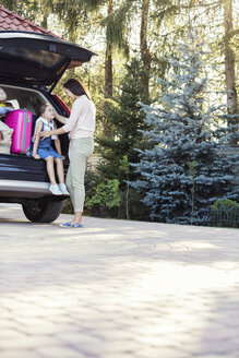 Mutter und Tochter packen Auto für Familienurlaub - WEST22335