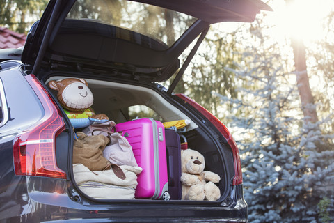 Offener Kofferraum verpackt für Familienurlaub, lizenzfreies Stockfoto