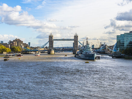 UK, London, Blick auf das Museumsschiff HMS Belfast auf der Themse mit der Tower Bridge im Hintergrund - AMF05143