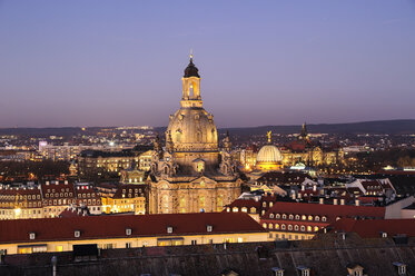 Deutschland, Dresden, Frauenkirche am Abend - BTF00460