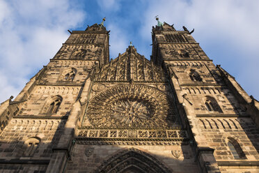 Deutschland, Nürnberg, Ansicht der Westfassade der St. Lorenzkirche - SIEF07224