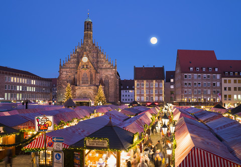 Deutschland, Nürnberg, Blick auf Frauenkirche und Christkindlmarkt, lizenzfreies Stockfoto