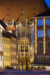 Deutschland, Nürnberg, Blick auf den Schönen Brunnen und die Dächer des Christkindlmarktes - SIEF07229