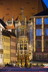 Germany, Nuremberg, view to Schoener Brunnen and roofs of Christkindlmarkt - SIEF07229