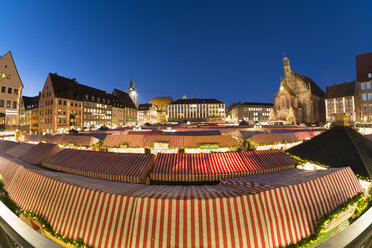 Deutschland, Nürnberg, Blick auf die Frauenkirche und die Dächer des Christkindlmarktes - SIE07230