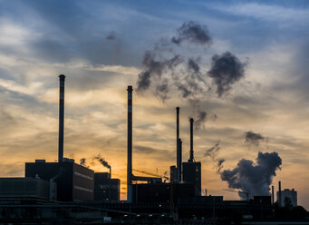 Industrieanlage in der Abenddämmerung - EJWF00818