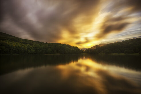 USA, Virginia, Bedford, Gipfel des Otter Lake bei Sonnenuntergang vom Blue Ridge Parkway aus gesehen - SMAF00611