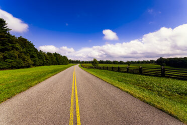 USA, Virginia, leerer Blue Ridge Parkway - SMA00612