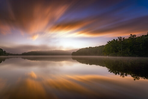 USA, North Carolina, Blowing Rock, Price Lake bei Sonnenaufgang vom Blue Ridge Parkway aus gesehen - SMA00613