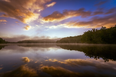 USA, North Carolina, Blowing Rock, Price Lake bei Sonnenaufgang vom Blue Ridge Parkway aus gesehen - SMAF00614