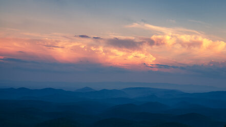 USA, Virginia, Blue Ridge Mountains in der Dämmerung - SMAF00615