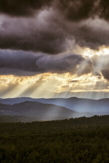 USA, Virginia, dramatischer Himmel über den Blue Ridge Mountains in der Dämmerung - SMAF00617